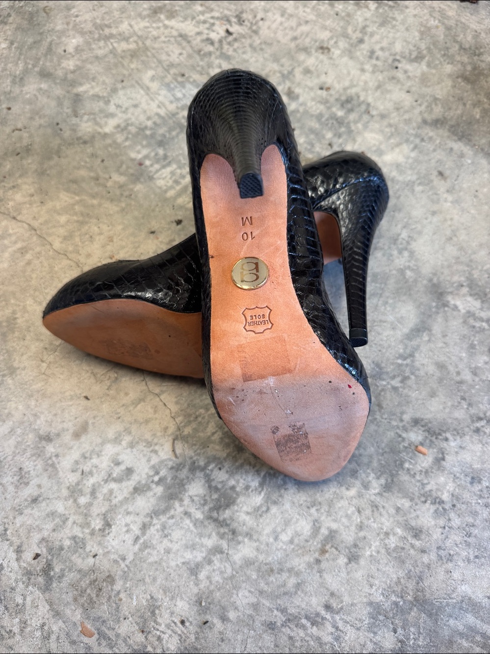 Bebe Women's Black Leather Embossed Pointed-Toe Heels Size 10 - Picture 6 of 6